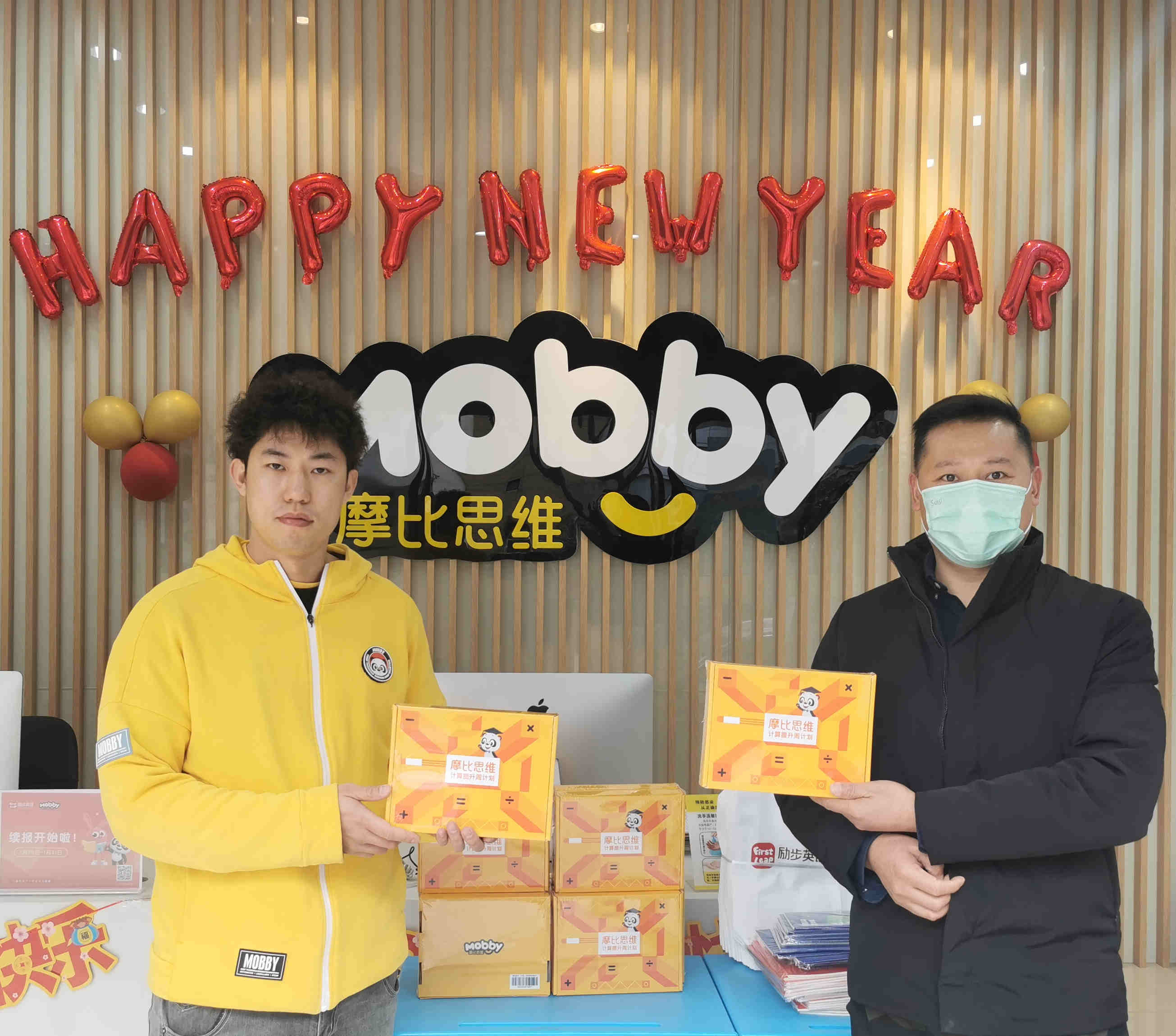 新励步教育向创氪公益捐赠社区活动物资