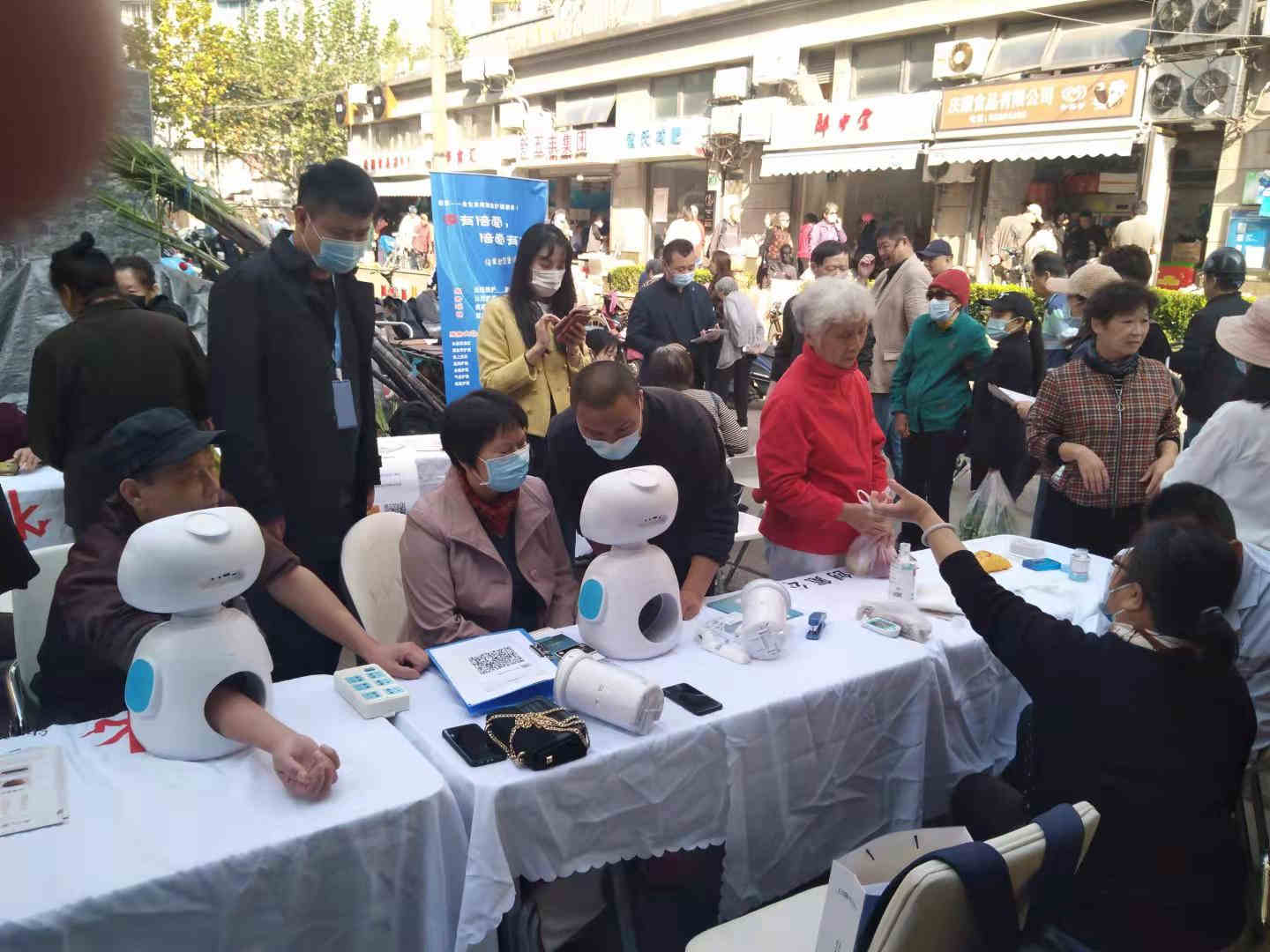 10.30创氪公益走进虹桥街道开展关爱居民义诊活动